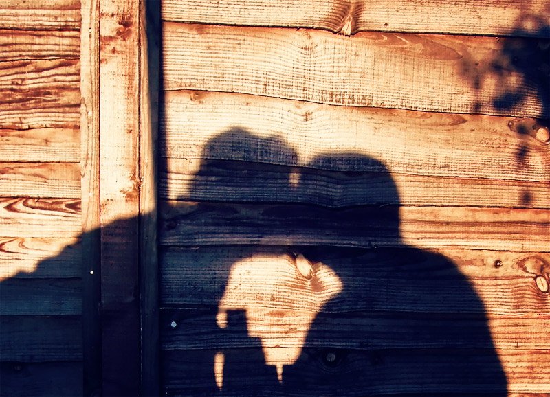 Huellas del beso: un poema sobre el amor, la memoria y el pasado
